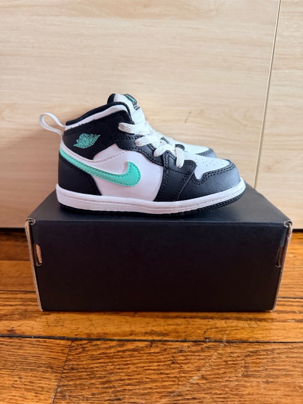 Jordan 1 Mid | White/Green Glow-Black